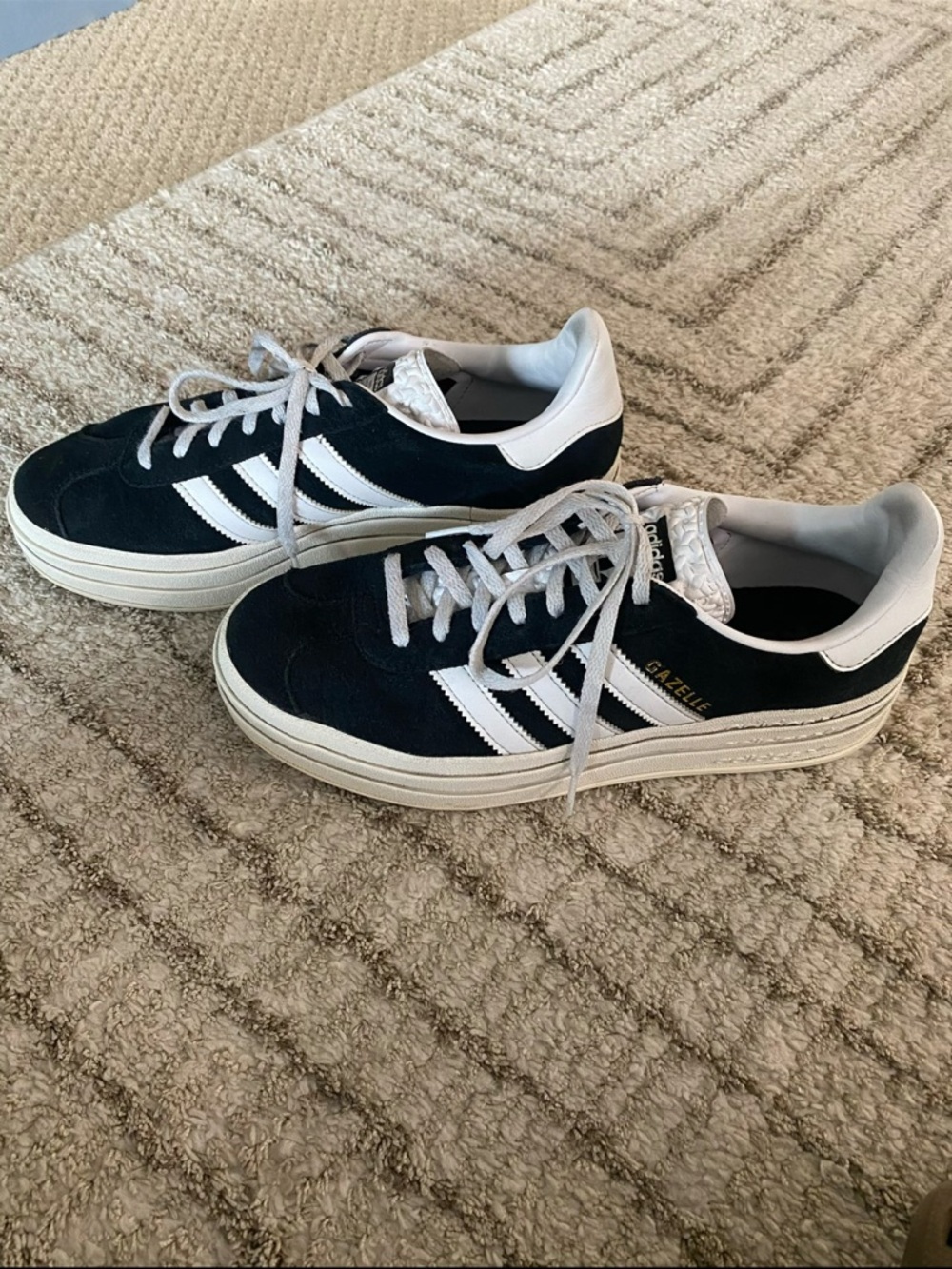 Classic Adidas Gazelle sneakers in black suede with iconic white stripes - Picture 11 of 16